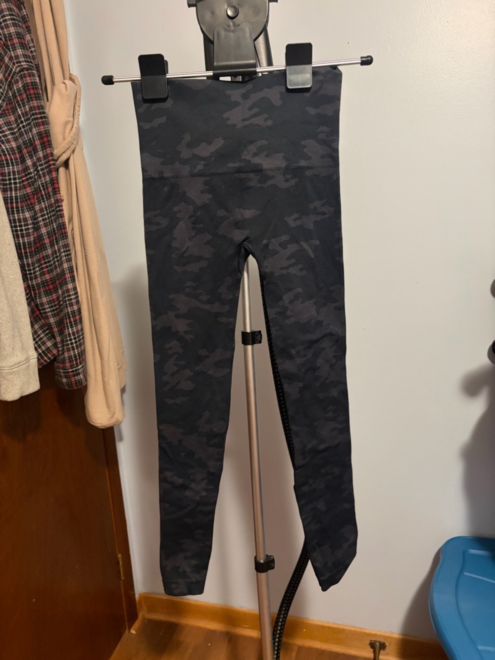 High-Rise Camo Leggings - Black